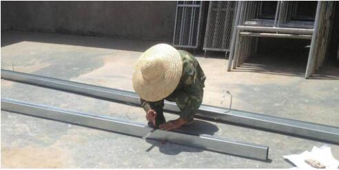 墻體拼裝前先找一塊比較平整的場地，先固定好拼裝基線再進行墻體結構拼裝