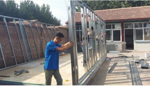 輕鋼別墅龍骨墻體組裝中