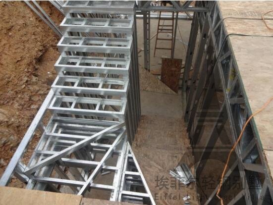 輕鋼別墅樓梯組裝結構板完成