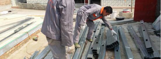 工人在進(jìn)行屋架龍骨篩選