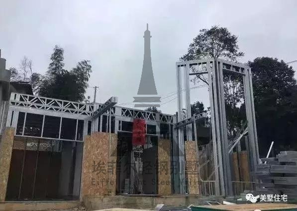 實(shí)拍小伙25天建好一套輕鋼別墅，外觀好看，但沒人愿意住
