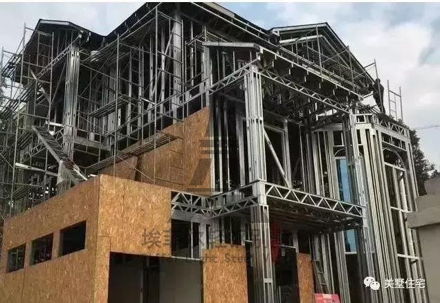 實(shí)拍小伙25天建好一套輕鋼別墅，外觀好看，但沒人愿意住