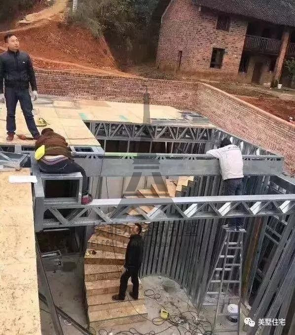 實(shí)拍小伙25天建好一套輕鋼別墅，外觀好看，但沒人愿意住