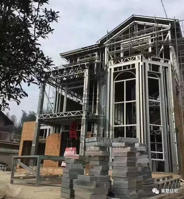 實(shí)拍小伙25天建好一套輕鋼別墅，外觀好看，但沒人愿意住