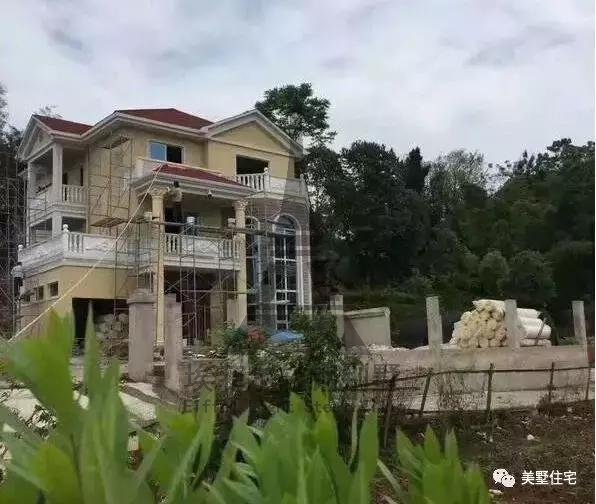 實(shí)拍小伙25天建好一套輕鋼別墅，外觀好看，但沒人愿意住
