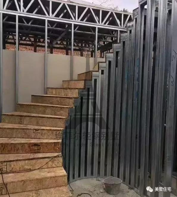 實(shí)拍小伙25天建好一套輕鋼別墅，外觀好看，但沒人愿意住